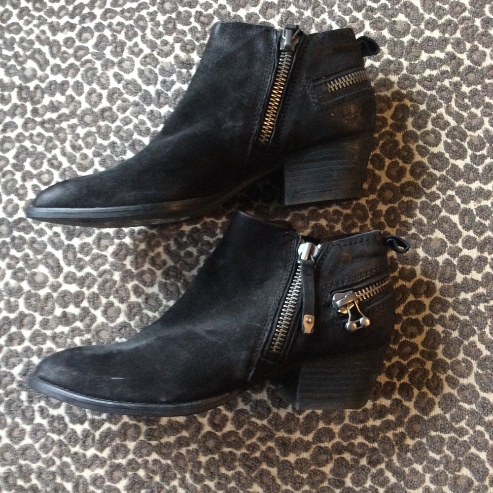 DOLCE VITA BLACK DISTRESSED SUEDE BOOTIE 7.5